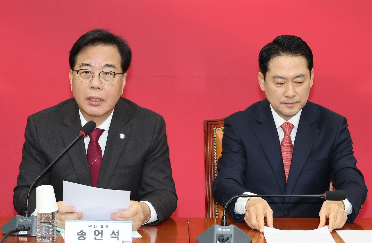 국민의힘 송언석 원내대표가 12일 서울 여의도 국회에서 열린 최고위원회의에서 발언하고 있다. 오른쪽은 장동혁 대표. 연합뉴스