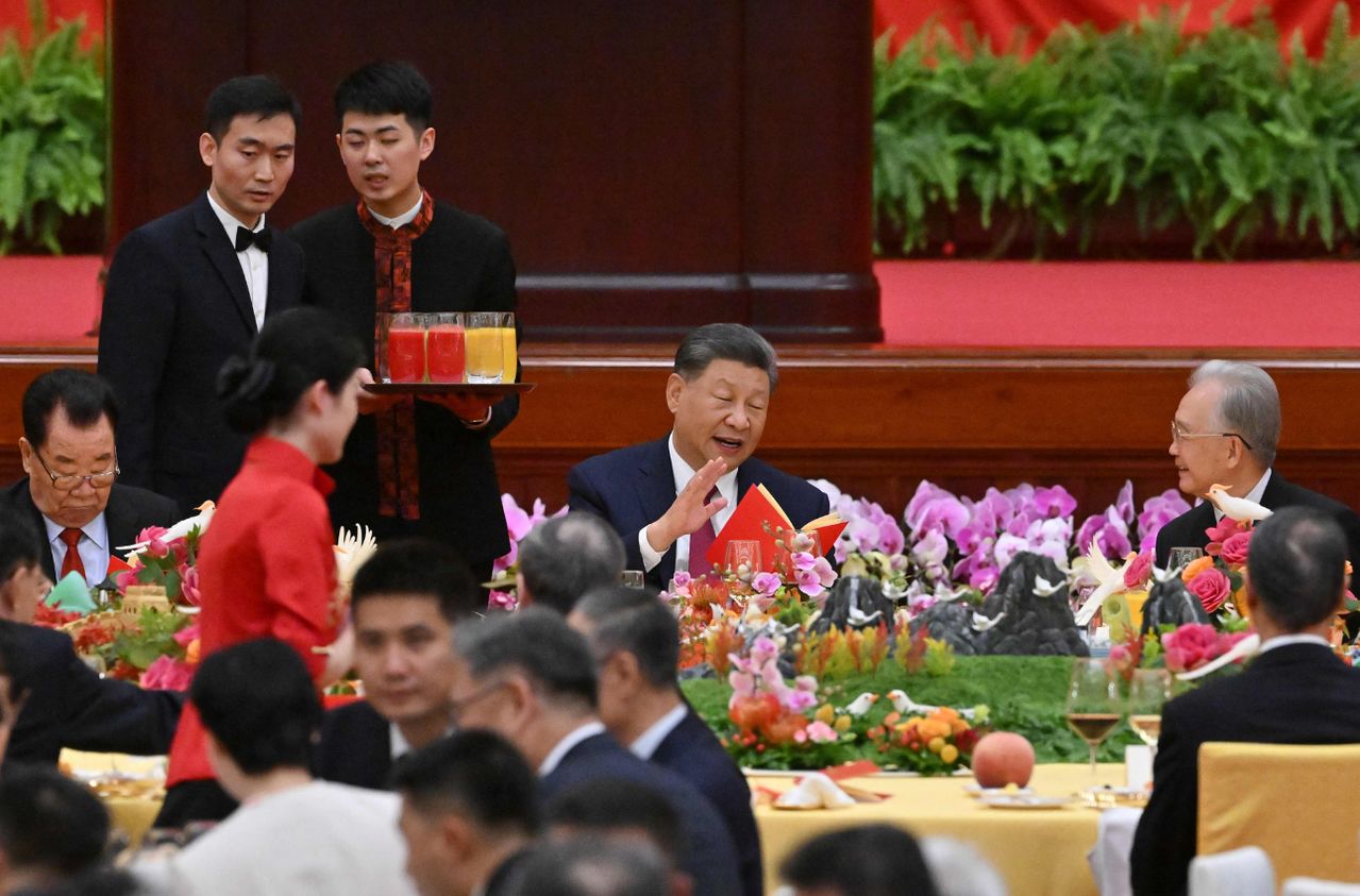 지난 2024년 9월 30일 중국 베이징 인민대회당 연회청에서 열린 건국 75주년 기념 리셉션 헤드테이블에서 시진핑(가운데) 중국 국가주석이 원자바오(오른쪽) 전 총리와 환담하고 있다. 왼쪽은 리루이환 전 전국정협 주석. 중앙포토 