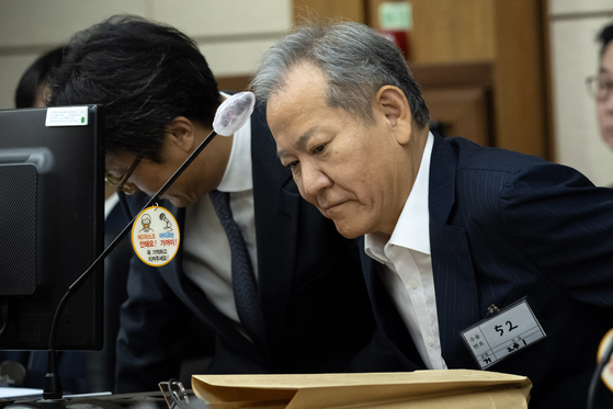 이상민 전 행정안전부 장관이 지난해 10월 17일 서울중앙지법에서 열린 내란 중요임무 종사 등 혐의 첫 공판기일에 출석하고 있다. 연합뉴스