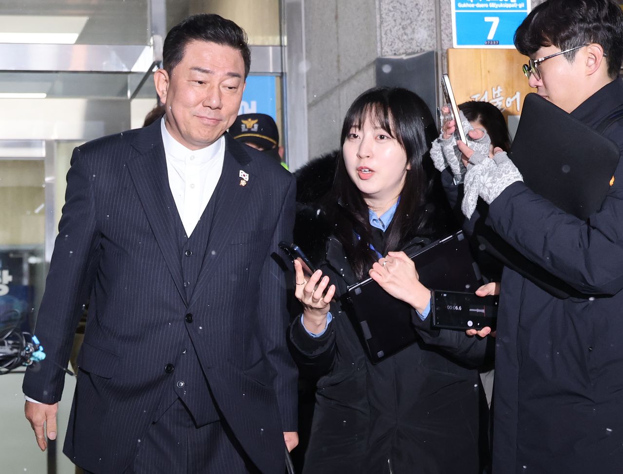 공천헌금 수수 등 각종 비위 의혹을 받는 더불어민주당 김병기 의원이 12일 서울 여의도 중앙당사에서 열린 윤리심판원 회의에 출석해 소명을 마친 뒤 당사를 나서고 있다. 연합뉴스