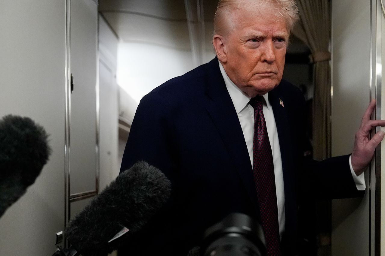 도널드 트럼프 미국 대통령이 지난 11일(현지시간) 메릴랜드주 앤드루스 합동기지로 향하는 에어포스원 기내에서 기자들과 대화하고 있다. AP=연합뉴스