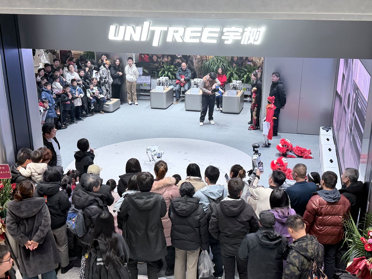 지난 2일 베이징 솽징의 징둥몰 유니트리 매장에서 고객들이 로봇 시연을 보고 있다. 신경진 특파원 