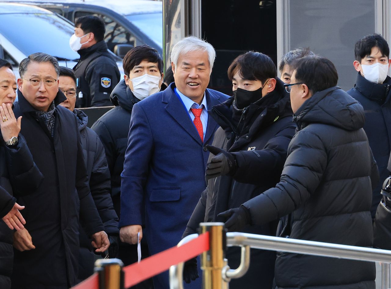 사랑제일교회 전광훈 목사가 웃는 표정으로 13일 서울서부지방법원에서 열린 구속 전 피의자 심문에 출석하고 있다. 연합뉴스