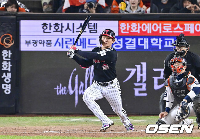 [OSEN=대전, 박준형 기자] 31일 대전 한화생명볼파크에서 2025 신한 SOL Bank KBO리그 포스트시즌 한국시리즈 5차전 한화 이글스와 LG 트윈스의 경기가 열렸다.이날 경기에 한화는 문동주를, LG는 톨허스트를 선발투수로 내세웠다. 3회초 1사 만루 LG 오지환이 다시 앞서가는 1타점 희생플라이를 날리고 있다.  2025.10.31 / soul1014@osen.co.kr