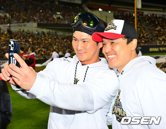 [OSEN=잠실, 민경훈 기자] 1일 오후 서울 잠실야구장에서  LG 트윈스의 한국시리즈 통합우승 IN 잠실' 행사가 열렸다.팬들을 위한 트로피 퍼포먼스, 선수단 그라운드 행진, 비하인드 스몰토크, 선수단 샴페인 샤워 등 다양한 프로그램이 펼쳐진다.잠실구장 그라운드 위에서 LG 오지환과 박동원이 기념 사진을 찍고 있다. 2025.11.01 /rumi@osen.co.kr