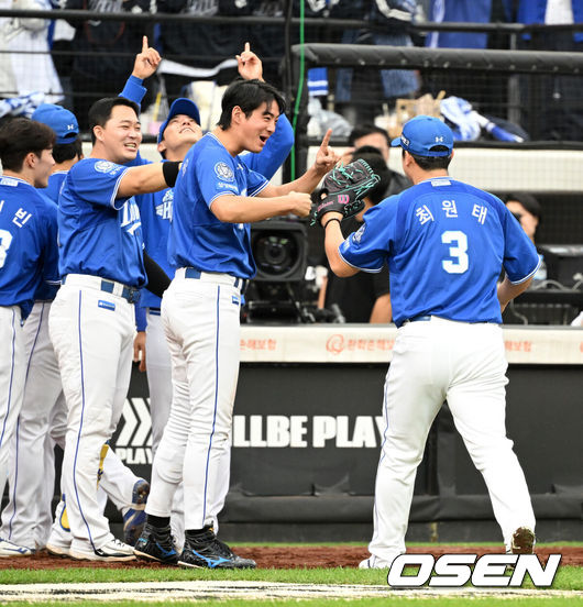 [OSEN=대전, 이대선 기자] 19일 오후 대전 한화생명볼파크에서 2025 신한 SOL Bank KBO리그 포스트시즌 플레이오프 2차전 한화 이글스와 삼성 라이온즈의 경기가 열렸다.한화는 라이언 와이스, 삼성은 최원태를 선발 투수로 내세웠다.7회말 2사에서 삼성 최원태가 한화 권광민을 삼진 처리하고 동료들과 환호하고 있다. 2025.10.19 /sunday@osen.co.kr