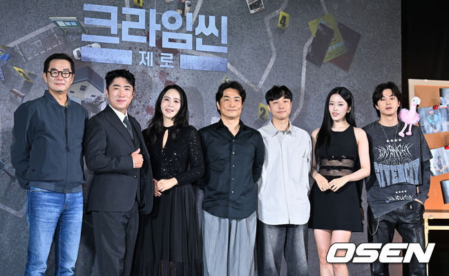 [OSEN=조은정 기자]넷플릭스 예능 '크라임씬 제로' 제작발표회가 16일 서울 구로구 신도림 라마다 호텔에서 열렸다.넷플릭스 예능 ‘크라임씬 제로’는 용의자와 탐정이 된 플레이어가 그들 가운데 숨어있는 범인을 찾아내는 레전드 롤플레잉 추리 게임이다.장진(왼쪽부터), 장동민, 박지윤, 윤현준PD, 황슬우PD, 아이브 안유진, 김지훈 이 포즈를 취하고 있다.  2025.09.16 /cej@osen.co.kr