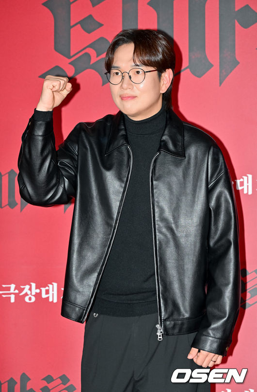 [OSEN=박준형 기자] 영화 '퇴마록' VIP 시사회 포토월 행사가 4일 오후 서울 송파구 롯데시네마 월드타워에서 열렸다.‘퇴마록’은 독창적인 세계관과 탄탄한 스토리텔링으로 큰 사랑을 받은 이우혁 작가의 소설 ‘퇴마록’의 첫 애니메이션 작품이다.방송인 장성규가 포즈를 취하고 있다.   2025.02.04 / soul1014@osen.co.kr