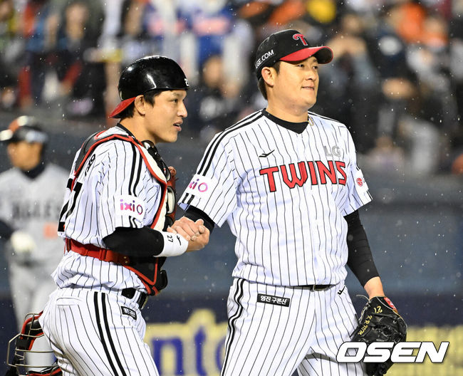 [OSEN=잠실, 이대선 기자] 프로야구LG 트윈스가 개막 5연승을 질주했다. LG는27일 서울 잠실구장에서 열린 2025 KBO리그 한화와 경기에서 2-1로 승리했다. 경기 종료 후 LG 투수 김강률이 포수 박동원과 승리의 기쁨을 나누고 있다. 2025.03.27 /sunday@osen.co.kr