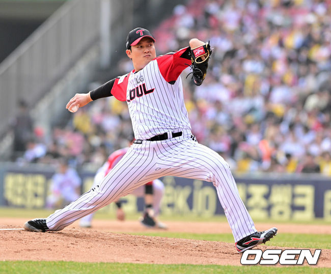 [OSEN=잠실, 지형준 기자] 프로야구 LG 트윈스가 개막 2연승을 달렸다. 롯데 자이언츠는 2연패를 당했다.LG는23일 서울 잠실구장에서 열린 2025 KBO리그 롯데와 홈 경기에서 10-2로 크게 승리했다. 전날 12-2 승리에 이어 개막 2연승.9회초 LG 김강률이 역투하고 있다. 2025.03.23 / jpnews@osen.co.kr