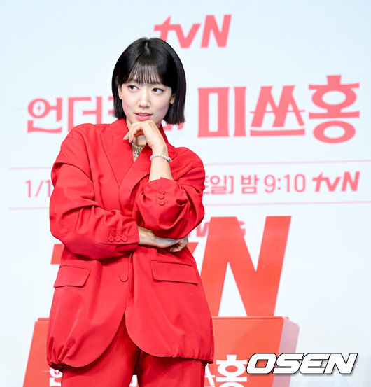 [OSEN=조은정 기자] tvN 새 토일드라마 ‘언더커버 미쓰홍’ 제작발표회가 12일 오후 서울 구로구 신도림 더링크 호텔에서 열렸다.‘언더커버 미쓰홍’은 1990년대 세기말, 30대 엘리트 증권감독관 홍금보가 수상한 자금의 흐름이 포착된 증권사에 20살 말단 사원으로 위장취업하며 벌어지는 좌충우돌 레트로 오피스 코미디다. 고경표 외에 배우박신혜,하윤경등이 출연한다.배우 박신혜가 포즈를 취하고 있다. 2026.01.12 /cej@osen.co.kr