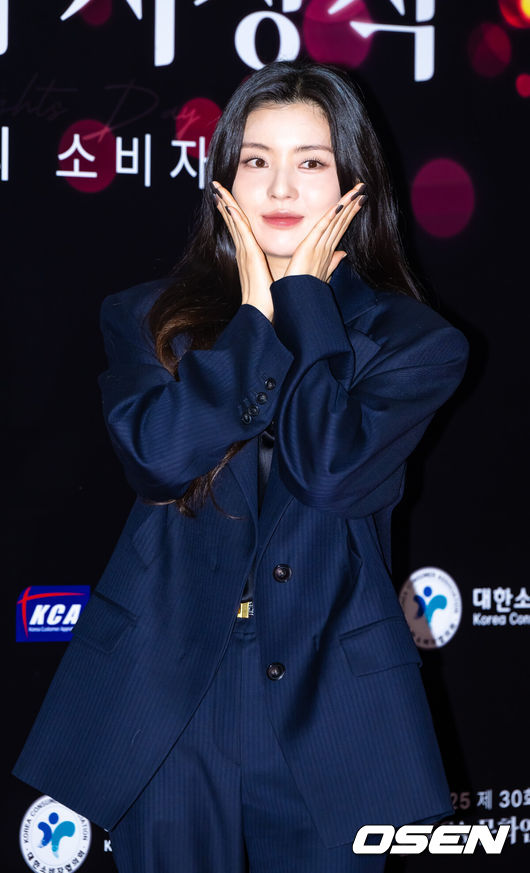 [OSEN=박준형 기자]  9일 오후 서울 한국과학기술회관에서 제30회 소비자의 날 KCA 문화연예 시상식이 진행됐다. 소비자의 날은 소비자의 권리 의식을 신장시키고, 소비자 보호에 대한 인식을 높이기 위해 제정된 법정 기념일로 이를 기념하기 위한 본 시상식은 예능, 드라마, 영화 부문으로 나눠 진행된다. 이날 시상식에는 배우 문소리와 조정석, 임윤아, 주원, 이수지, 강남, 육성재, 미미, 김원훈, 이선빈, 방효린 등이 수상자로 참석했다.배우 이선빈이 포즈를 취하고 있다.  2025.12.09 / soul1014@osen.co.kr