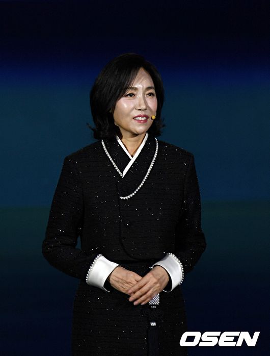 한복의 유려한 선이 돋보이는 의상을 입고 환영 인사를 하는 상희정 르노코리아 부사장. 