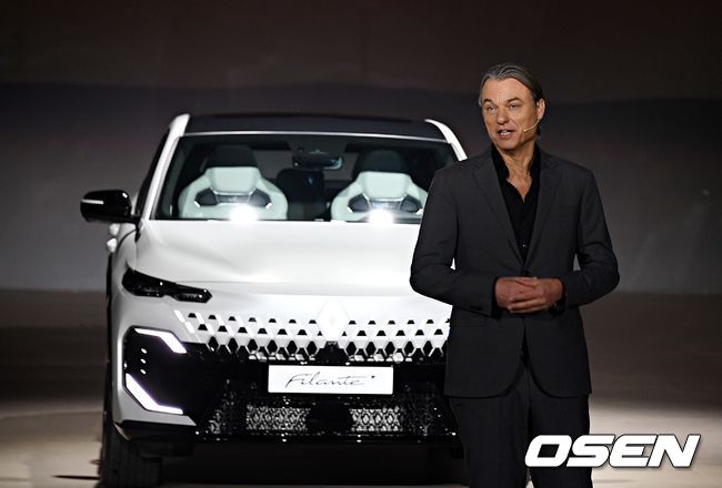 필랑트의 디자인을 설명하고 있는 로렌스 반 덴 아커 르노그룹 디자인 총괄 부회장.