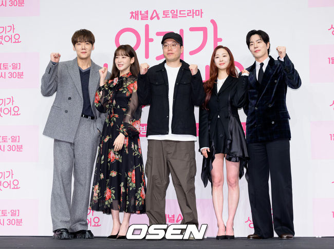 [OSEN=이대선 기자] 13일 오후 서울 구로구 더링크서울에서 채널A 새 드라마 ‘아기가 생겼어요’ 제작발표회가 열렸다.웹소설을 원작으로 한 웹툰 ‘아기가 생겼어요’는 완벽한 선생님을 꿈꾸던 희원이 하룻밤의 일탈로 임신하게 되면서 벌어지는 아슬아슬한 로맨스를 그린 작품이다.배우 최진혁, 오연서, 김진성 감독, 김다솜, 홍종현이 포토타임을 가지고 있다. 2026.01.13 /sunday@osen.co.kr