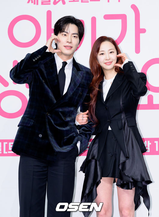 [OSEN=이대선 기자] 13일 오후 서울 구로구 더링크서울에서 채널A 새 드라마 ‘아기가 생겼어요’ 제작발표회가 열렸다.웹소설을 원작으로 한 웹툰 ‘아기가 생겼어요’는 완벽한 선생님을 꿈꾸던 희원이 하룻밤의 일탈로 임신하게 되면서 벌어지는 아슬아슬한 로맨스를 그린 작품이다.배우 홍종현, 김다솜이 포토타임을 가지고 있다. 2026.01.13 /sunday@osen.co.kr