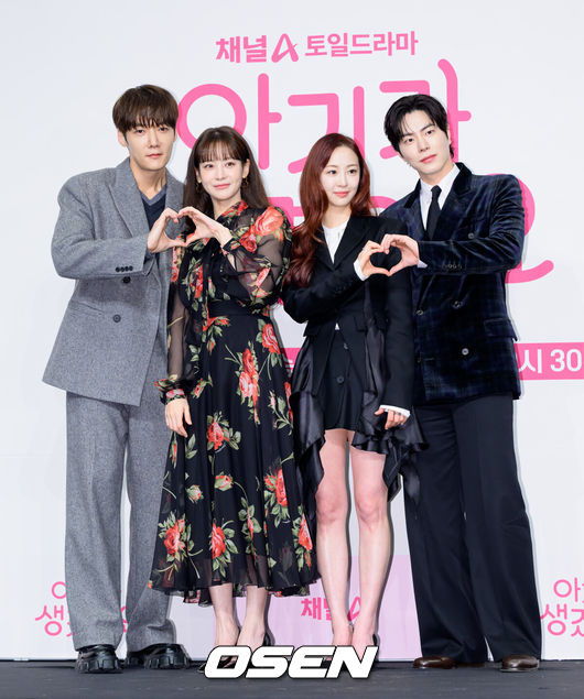 [OSEN=이대선 기자] 13일 오후 서울 구로구 더링크서울에서 채널A 새 드라마 ‘아기가 생겼어요’ 제작발표회가 열렸다.웹소설을 원작으로 한 웹툰 ‘아기가 생겼어요’는 완벽한 선생님을 꿈꾸던 희원이 하룻밤의 일탈로 임신하게 되면서 벌어지는 아슬아슬한 로맨스를 그린 작품이다.배우 최진혁, 오연서, 김다솜, 홍종현이 포토타임을 가지고 있다. 2026.01.13 /sunday@osen.co.kr