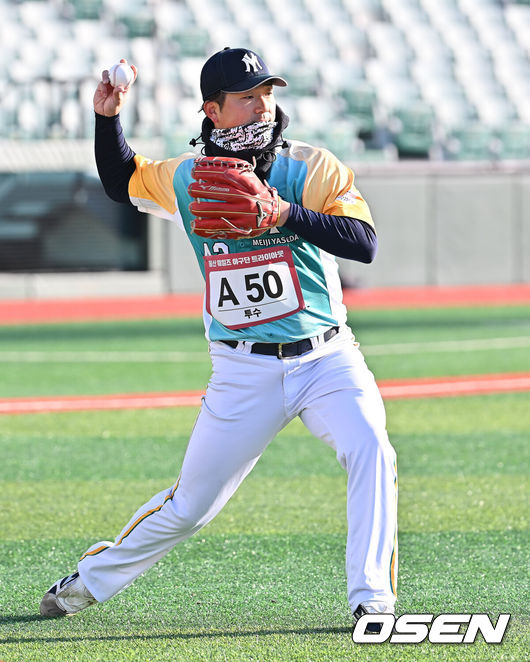 [OSEN=울산, 이석우 기자] 13일 울산 문수야구장에서 울산 웨일즈 트라이아웃이 열렸다. 정원 35명 모집에 무려 230명이 지원한 KBO 퓨처스리그 최초의 시민구단 울산 웨일즈는 13·14일 이틀간의 트라이아웃을 거쳐 15일 합격자를 발표한다.일본 오카다 아키타케가 트라이아웃에 참가하고 있다. 2026.01.13 / foto0307@osen.co.kr