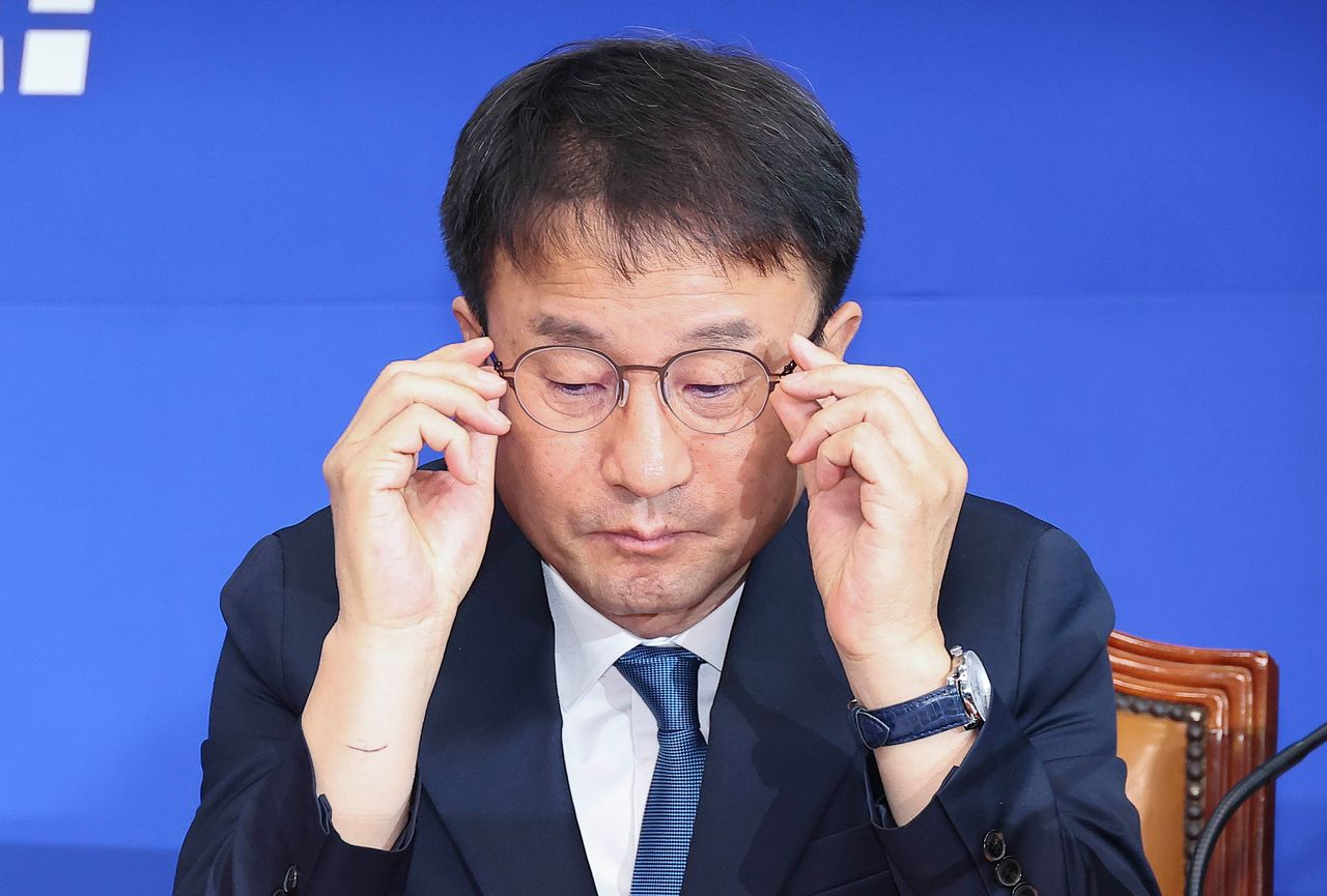 한병도 더불어민주당 원내대표가 12일 오전 국회에서 열린 최고위원회의에서 안경을 고쳐쓰고 있다. 임현동 기자