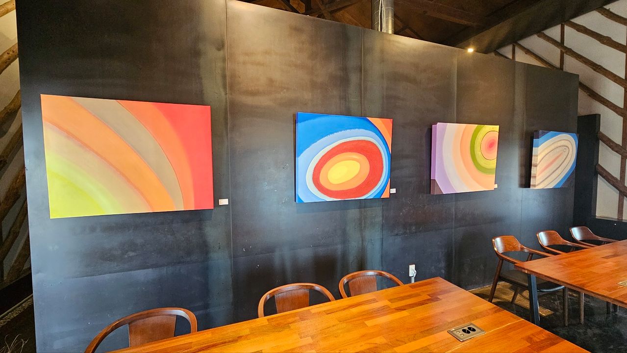 전북 모 지역 경찰서장 A씨 개인전이 열리고 있는 도내 한 카페에 회화 작품이 걸려 있다. 사진 독자