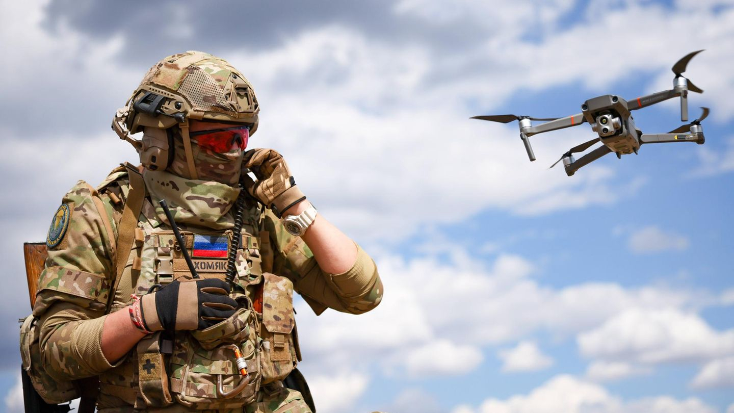 현대전에서 드론은 전투에 필수불가결한 존재로 자리 잡았다. 월드컵 기간 중 드론 대응 시스템이 필요한 이유다. 드론을 운용 중인 러시아군. 사진 러시아 국방부