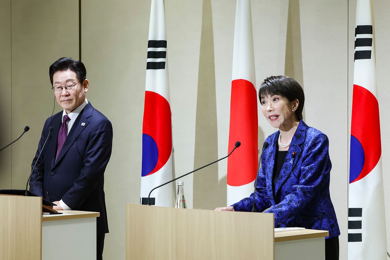 이재명 대통령과 다카이치 사나에 일본 총리가 13일 일본 나라현 회담장에서 공동언론발표를 하고 있다. 전민규 기자