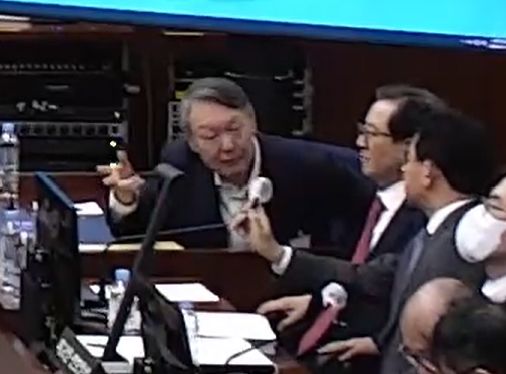 윤석열 전 대통령이 13일 서울중앙지법 형사25부(부장 지귀연) 심리로 열린 내란우두머리 혐의 재판 결심공판에 출석해 윤갑근 변호사와 대화를 나누고 있다. 사진 서울중앙지방법원 영상 캡처