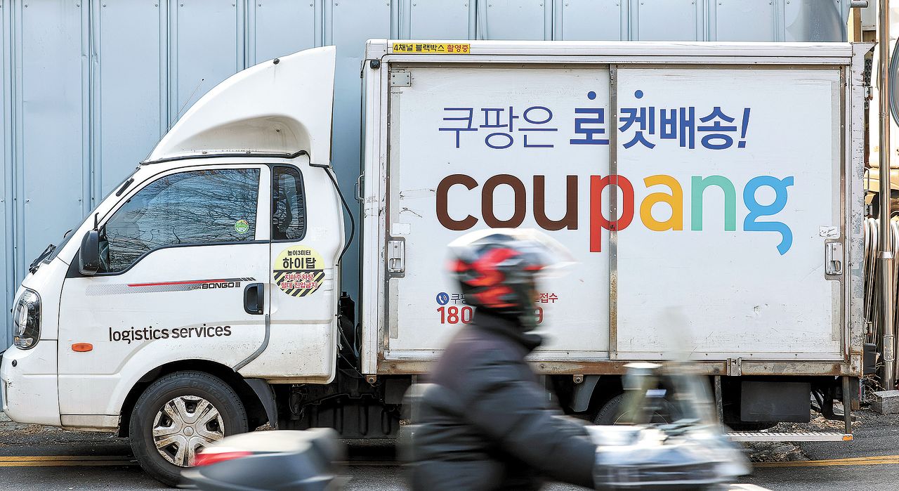 서울시내 한 쿠팡 물류센터에 배송트럭이 주차돼 있다. 우상조 기자