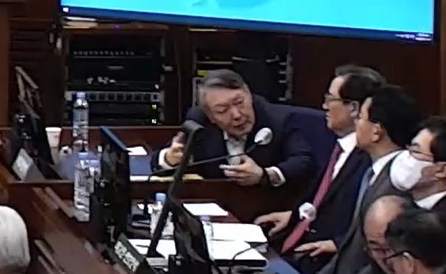 윤석열 전 대통령이 13일 서울중앙지법 형사25부(부장 지귀연) 심리로 열린 내란우두머리 혐의 재판 결심공판에 출석해 윤갑근 변호사와 대화를 나누고 있다. 사진 서울중앙지법