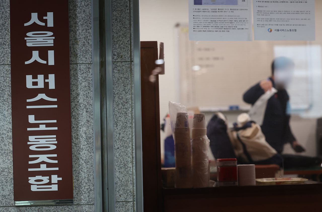 서울 용산구 서울시버스노동조합에서 관계자가 오가고 있다. [연합뉴스]