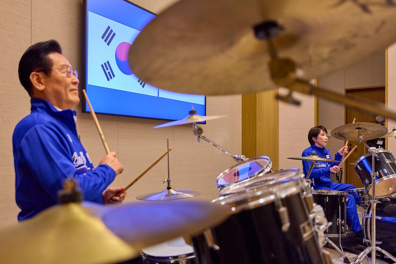 이재명 대통령이 13일 일본 나라현 한 호텔에서 열린 다카이치 사나에 총리와 환담에서 드럼 합주를 하고 있다. 청와대사진기자단