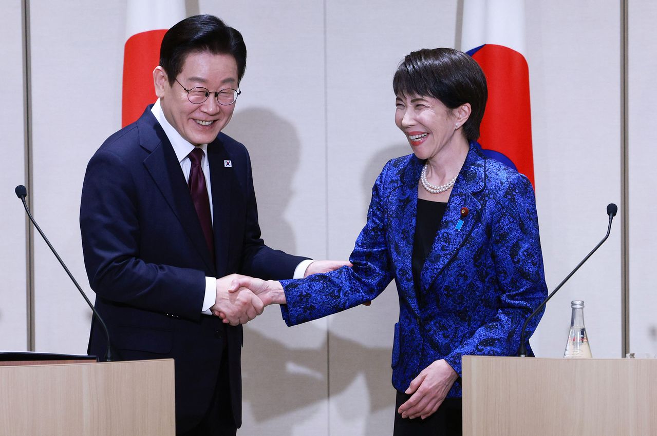 이재명 대통령과 다카이치 사나에 일본 총리가 13일 일본 나라현 회담장에서 공동언론발표를 마친 뒤 악수하고 있다. 뉴스1
