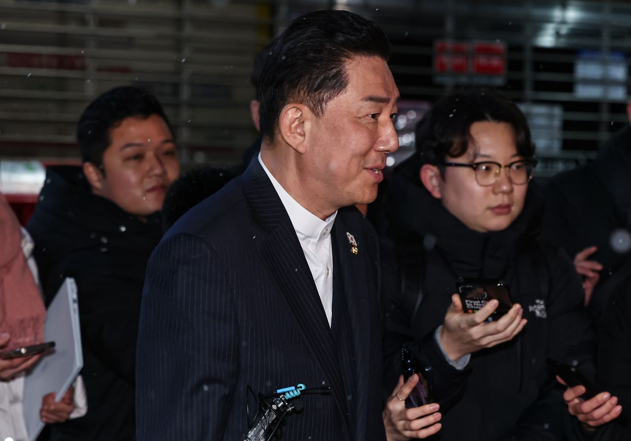 김병기 더불어민주당 전 원내대표가 12일 서울 여의도 중앙당사에서 열린 윤리심판원 회의에 출석해 소명 후 당사를 나서고 있다. 뉴스1