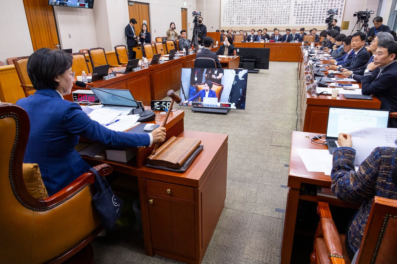 추미애 국회 법제사법위원회 위원장이 12일 국회에서 열린 법사위 전체 회의에서 2차 종합특검 법안을 여당 주도로 처리하고 있다. 연합뉴스 