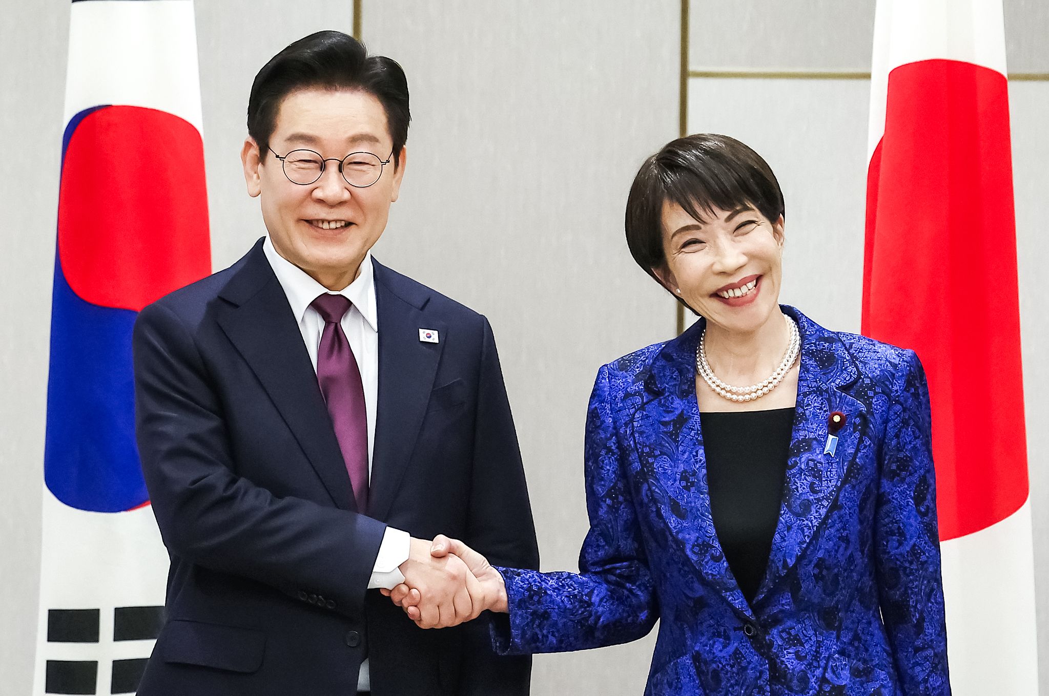 이재명 대통령과 다카이치 사나에 일본 총리가 13일 일본 나라현 회담장에서 확대정상회담을 갖기 전 악수를 하고 있다. 전민규 기자