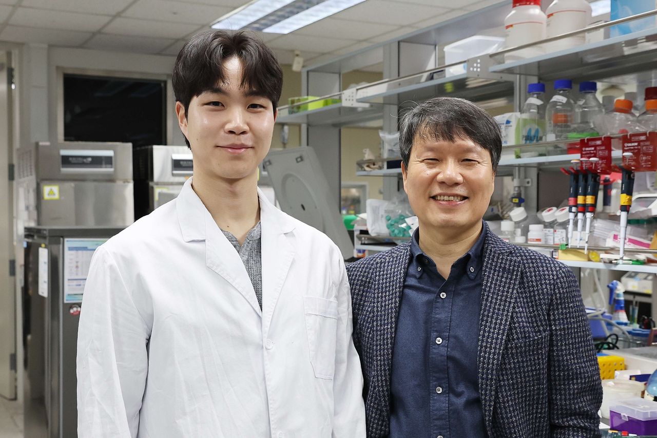 '클로저'를 개발한 허원도 교수(오른쪽)과 제1저자 KAIST 오현식 박사과정. 사진 KAIST