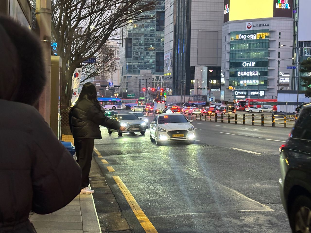 13일 오전 서울 강남구 강남역·역삼세무서 버스 정류장에서 택시를 잡는 시민 모습. 류효림 기자