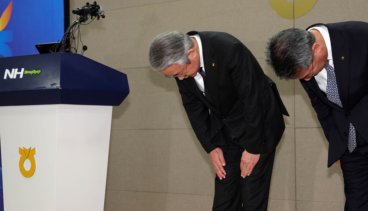 강호동 농협중앙회 회장이 13일 오전 대국민 사과문을 발표한 뒤 인사하고 있다. 강정현 기자