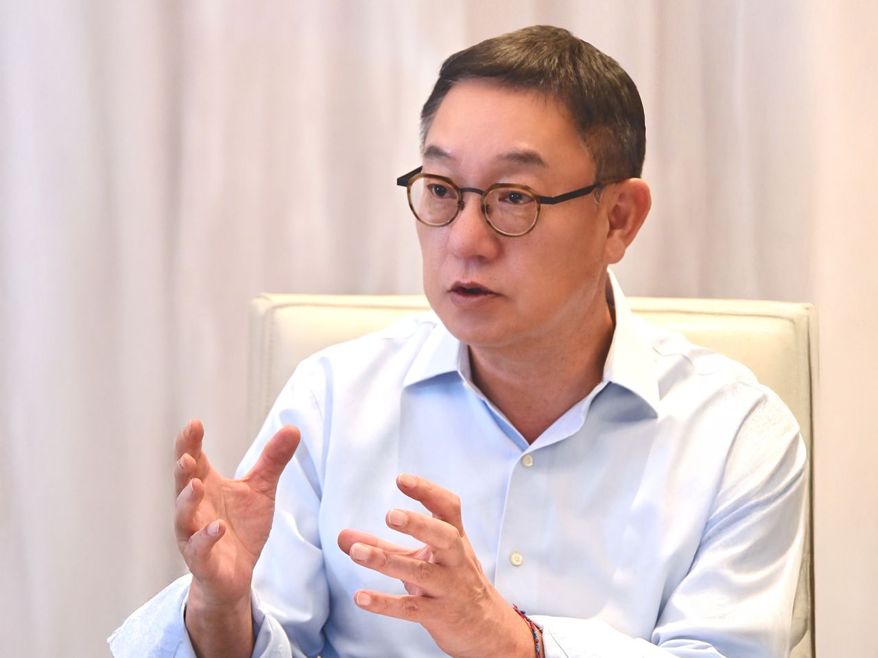 현신균 LG CNS 사장이 지난 7일(현지시간) 미국 라스베이거스 ‘소비자 가전쇼(CES 2026)’에서 기자들과 만나 인터뷰하고있다. 사진 LG CNS