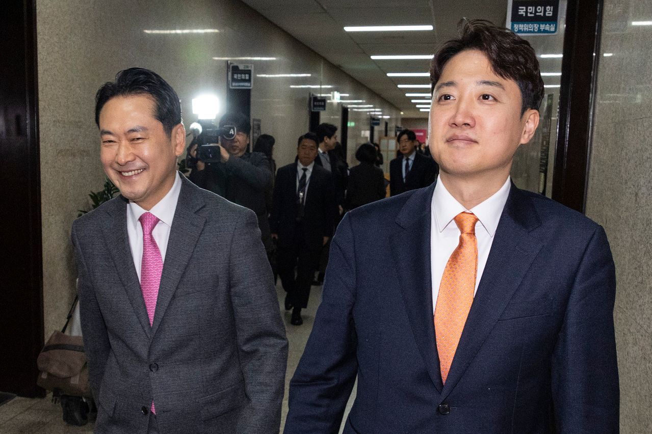 국민의힘 장동혁 대표(왼쪽)와 개혁신당 이준석 대표가 13일 국회 국민의힘 당대표 회의실에서 만난 뒤 나란히 복도를 이동하고 있다. 연합뉴스