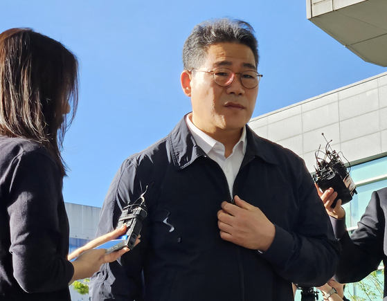 지난해 10월 서울동부지검으로 파견된 백해룡 경정이 서울 송파구 동부지검에 첫 출근하며 취재진 물음에 답하는 모습. 연합뉴스