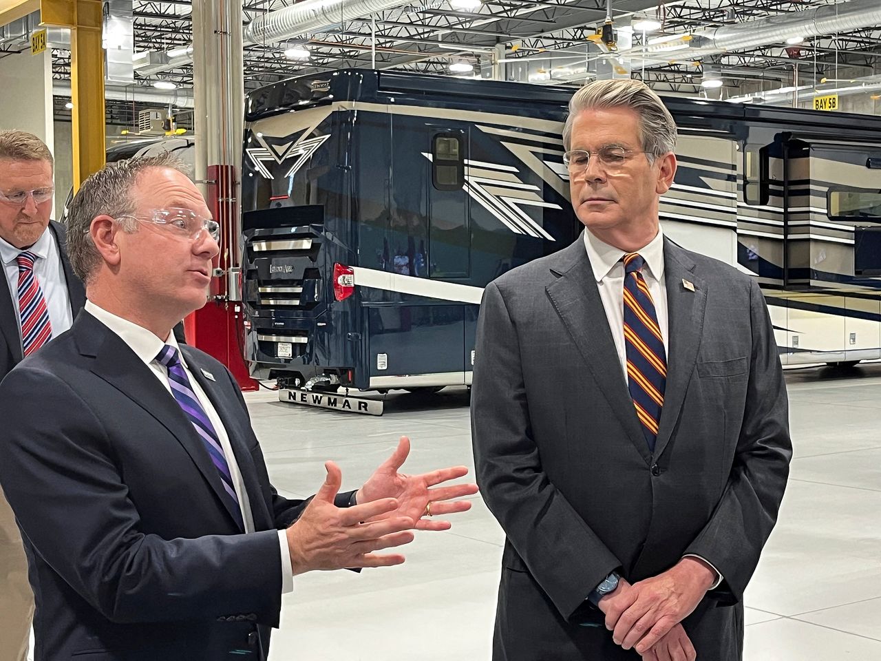 현지시간 지난 9일 미국 미네소타주 새비지에서 스콧 베센트 미국 재무부 장관이 위네바고 인더스트리즈의 마이클 해피 최고경영자(CEO)로부터 위네바고 인더스트리즈 RV 엔지니어링 센터를 안내받고 있다. 로이터=연합뉴스