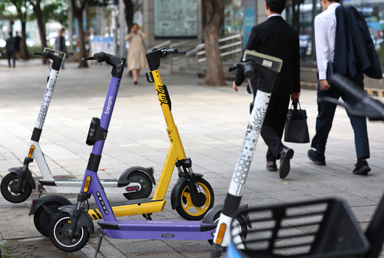  서울시내 거리에 주차된 공유 전동킥보드. 뉴시스