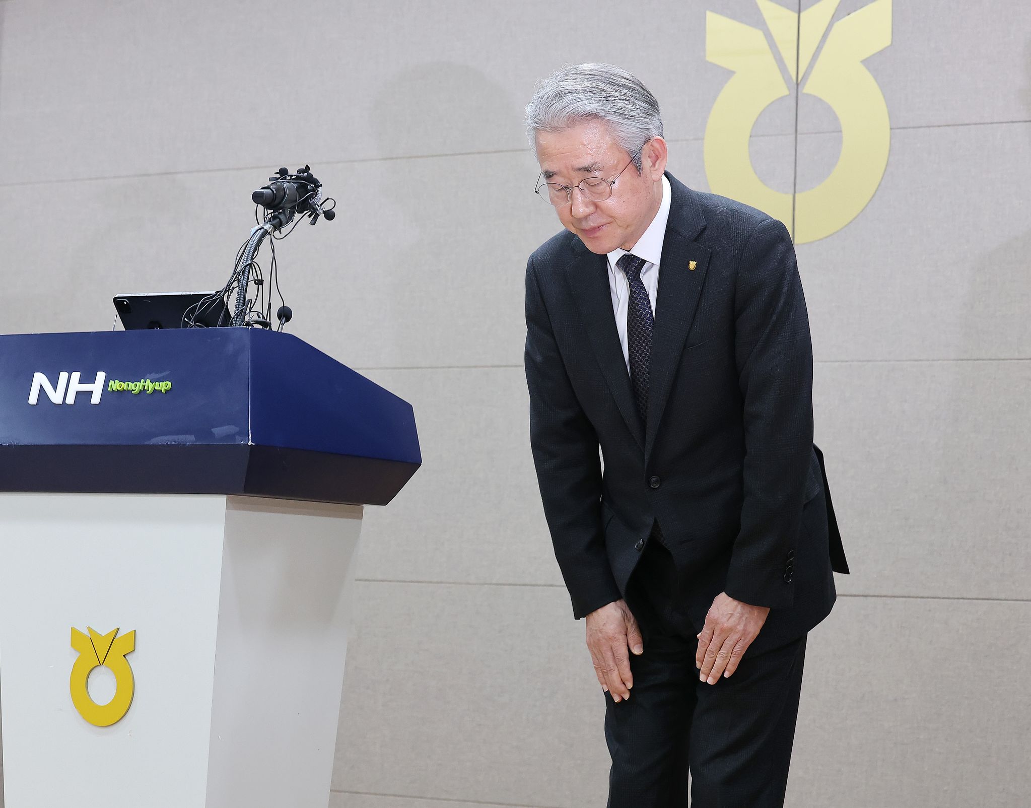 강호동 농협중앙회장이 13일 서울 중구 농협중앙회에서 농림축산식품부가 지난 8일 발표한 농협중앙회에 대한 특별감사 중간 결과와 관련해 대국민 사과문을 발표를 마친 뒤 고개를 숙이고 있다. 연합뉴스