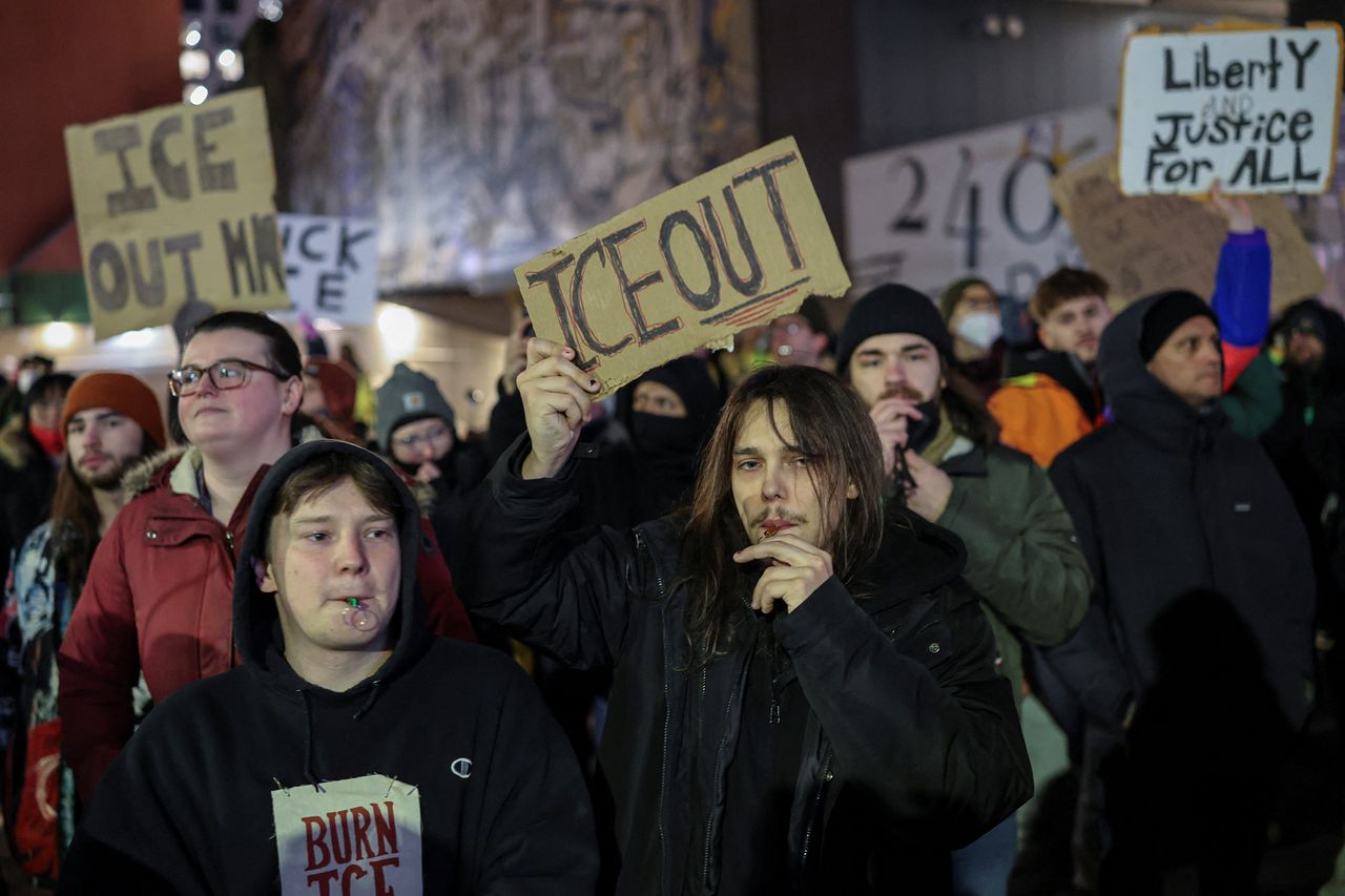 9일 미국 미니애폴리스의 한 호텔 앞에서 시위대가 호루라기를 불고 있다. [로이터=연합뉴스]