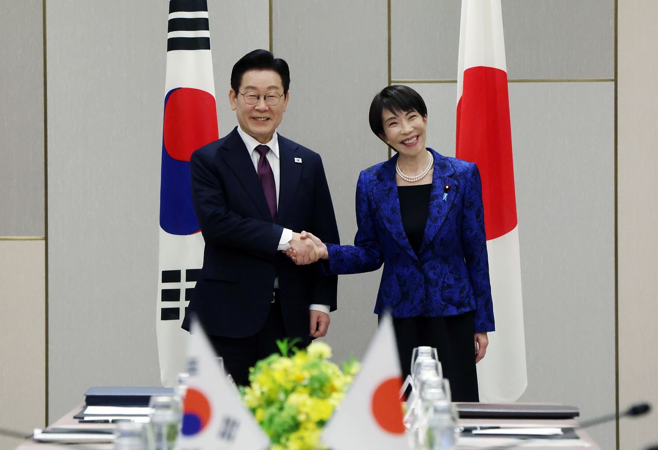 이재명 대통령과 다카이치 사나에 일본 총리가 13일 일본 나라현 정상회담장에서 확대 회담에 앞서 악수하고 있다.연합뉴스