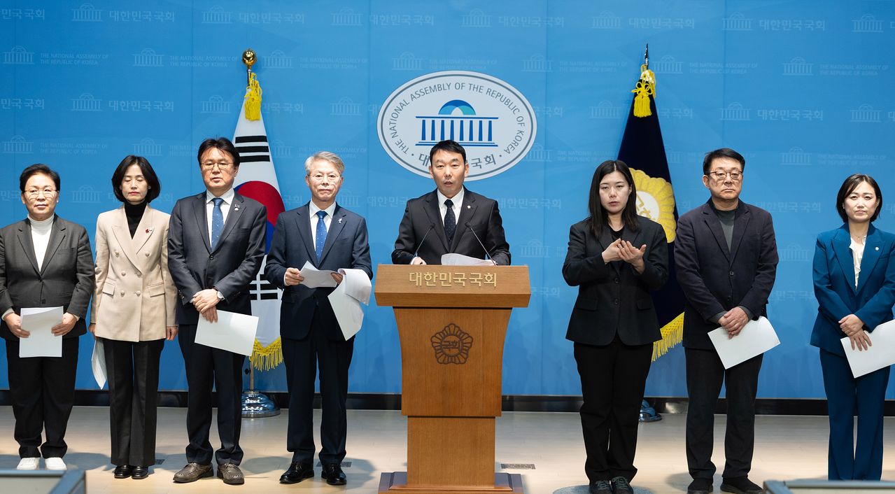 김용민 더불어민주당 의원이 8일 서울 여의도 국회 소통관에서 바람직한 검찰개혁 추진을 촉구하는 기자회견을 하고 있다. 뉴스1