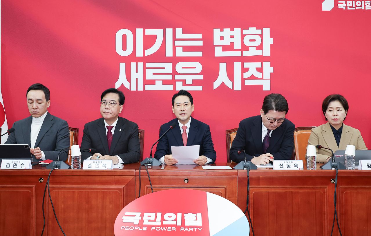 장동혁 국민의힘 대표가 12일 서울 여의도 국회에서 열린 최고위원회의에서 발언하고 있다. 왼쪽부터 김민수 최고위원, 송언석 원내대표, 장 대표, 신동욱·양향자 최고위원. 임현동 기자