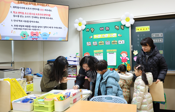 6일 인천 남동구 정각초등학교에서 열린 신입생 예비 소집에서 예비 초등학생과 학부모가 선생님으로부터 안내받고 있다. 연합뉴스