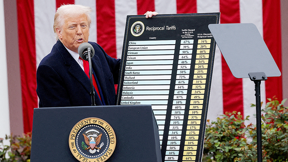 지난해 4월 2일 트럼프 미국 대통령이 상호관세 리스트를 발표했다. REUTERS=연합뉴스